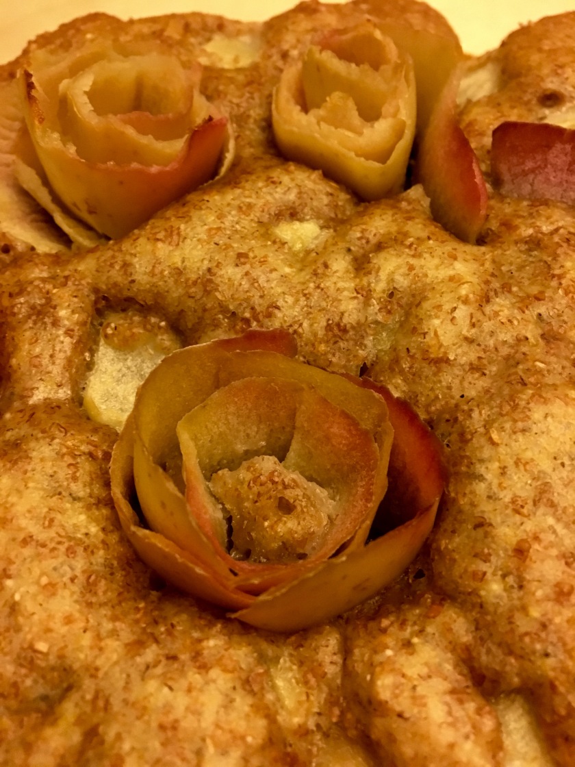 Torta de manzana con rosas, close-up