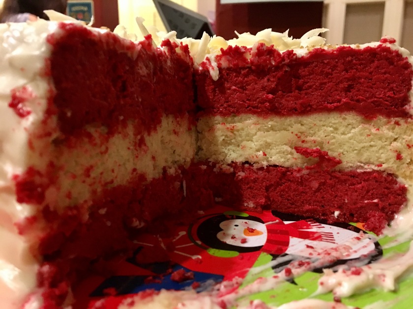 red-velvet-cheesecake-vanilla-cake-with-cream-cheese-frosting-cortado